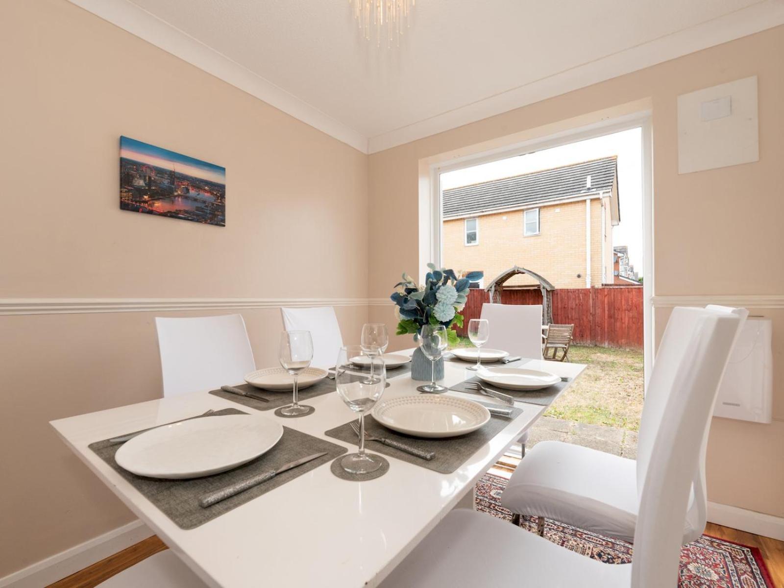 4 Bed House In Greater Parking Pass The Keys Londra